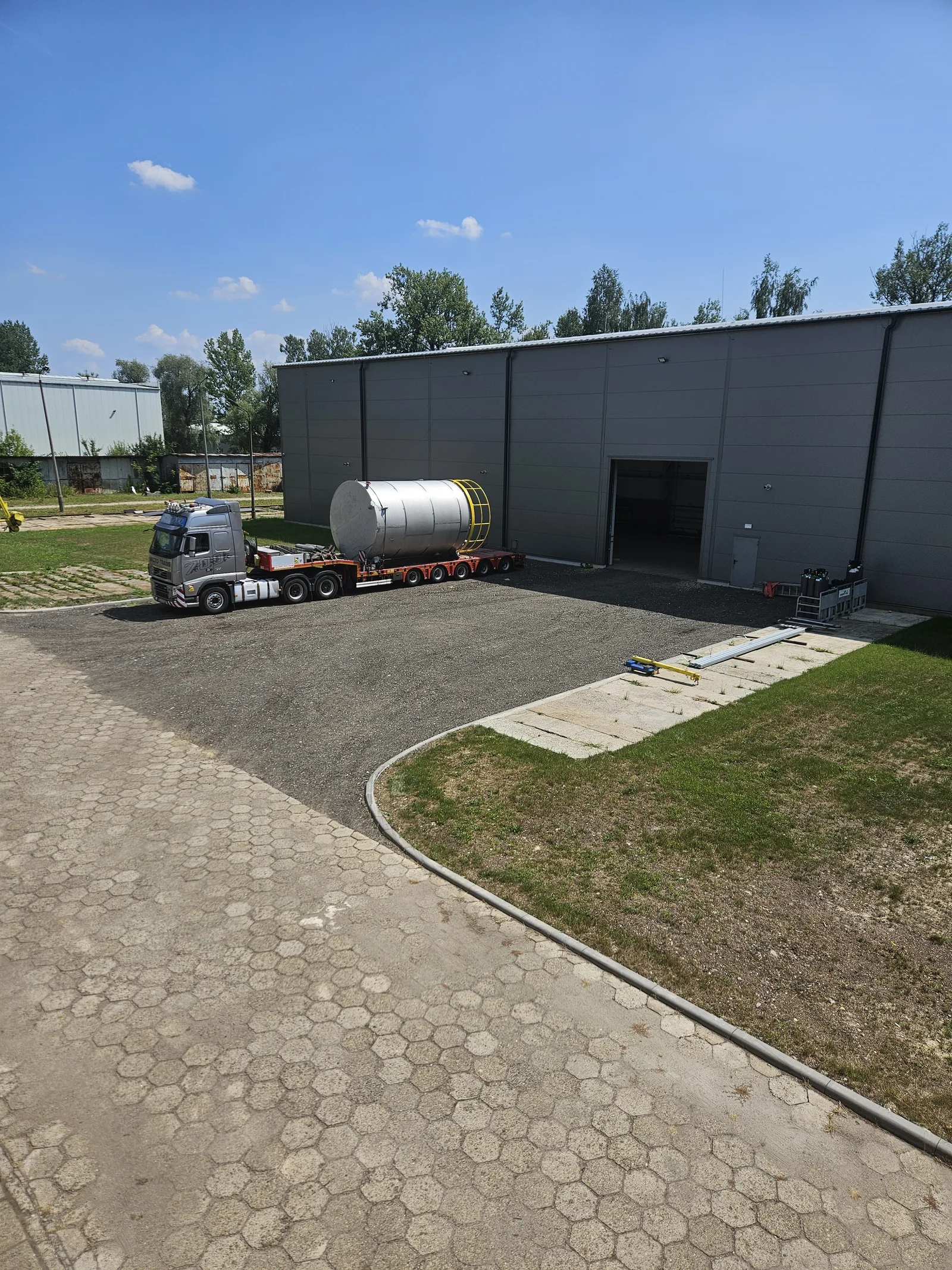 Silo being delivered to the plant yard