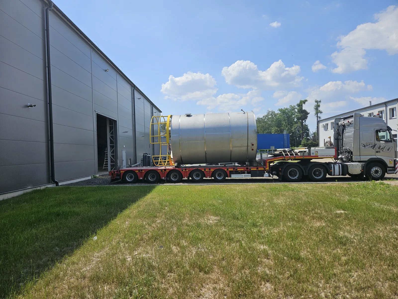 Transport of a vessel to the Montochem production hall