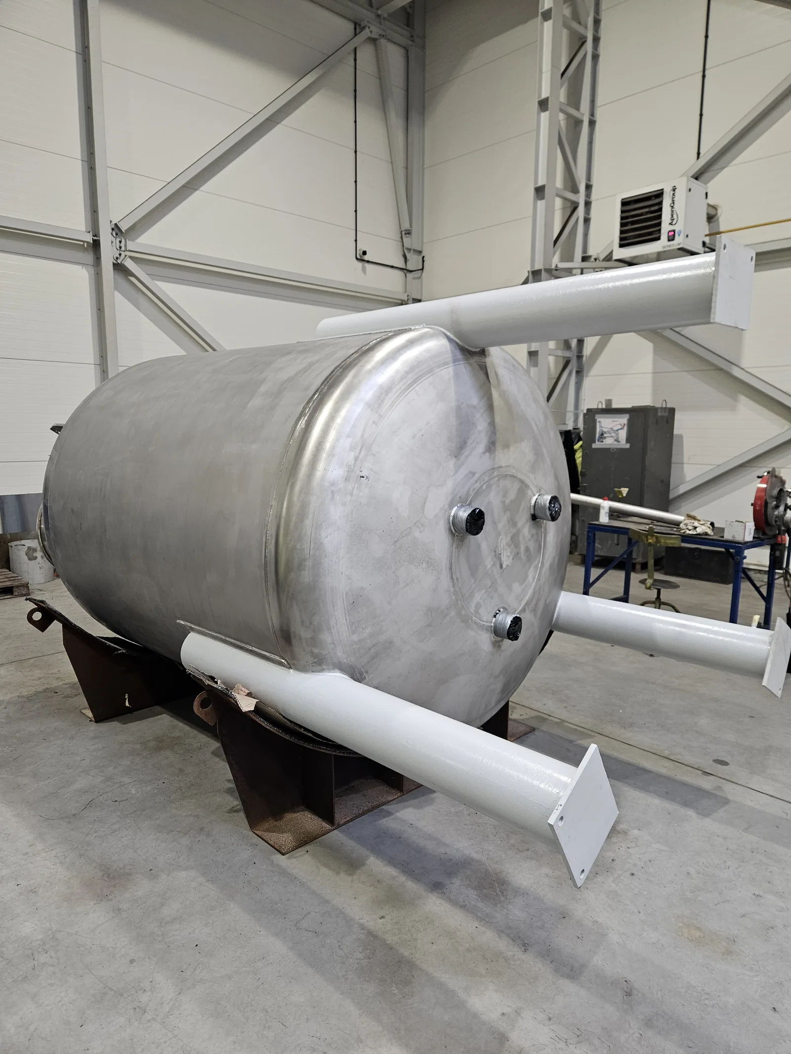 Vessel on a support structure in the workshop