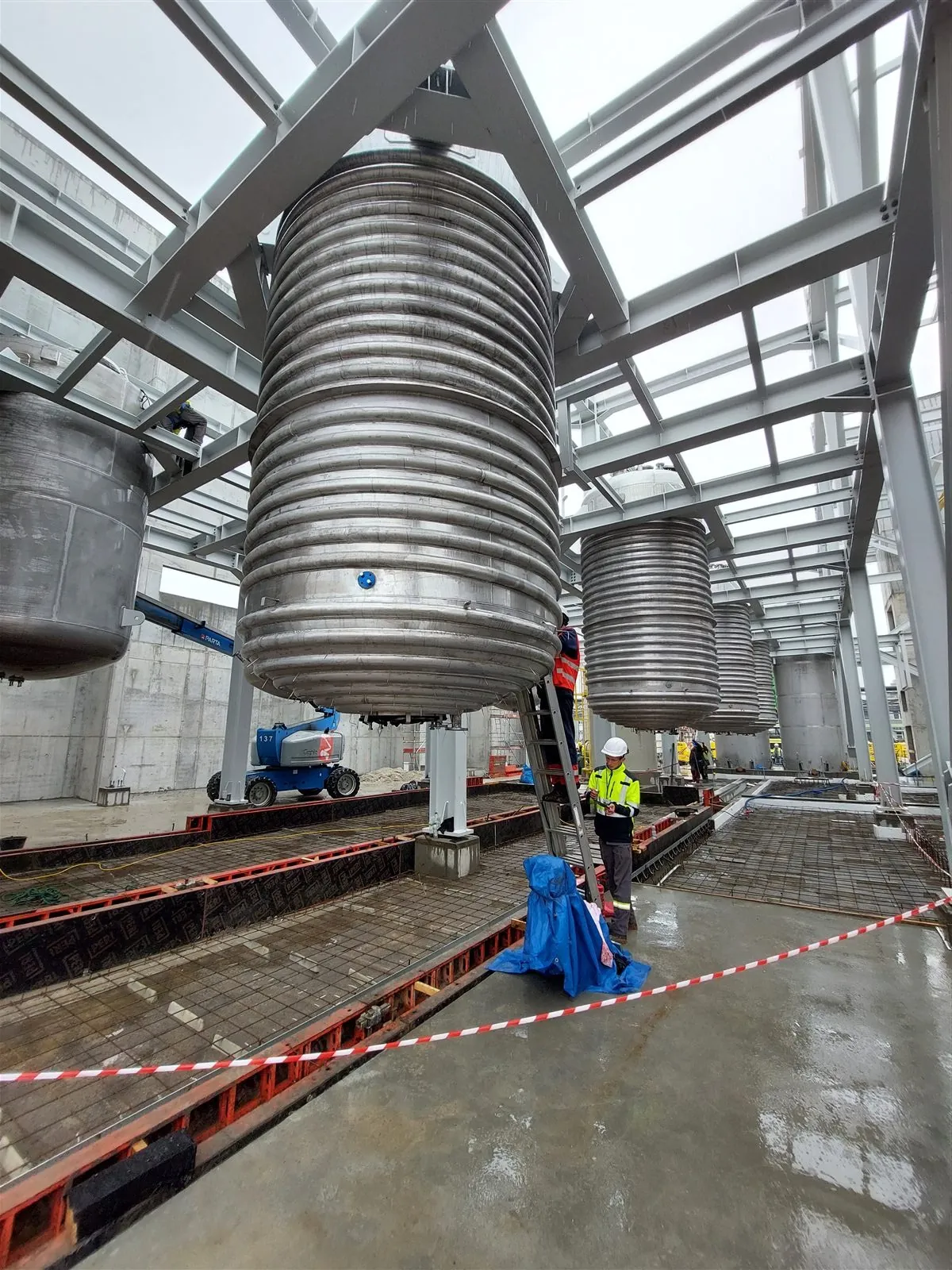 Installation of process equipment on an industrial structure