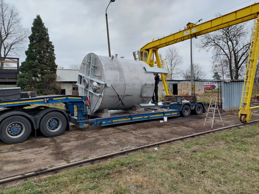 Prefabrication of process equipment in the workshop