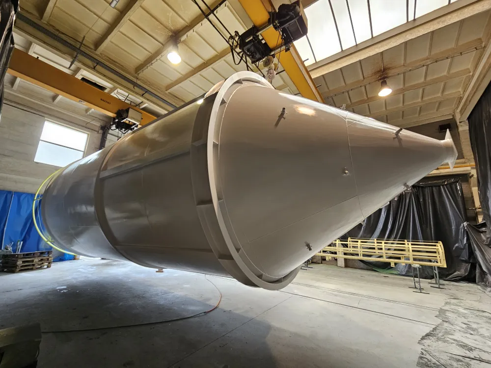 Installation of a silo using a crane