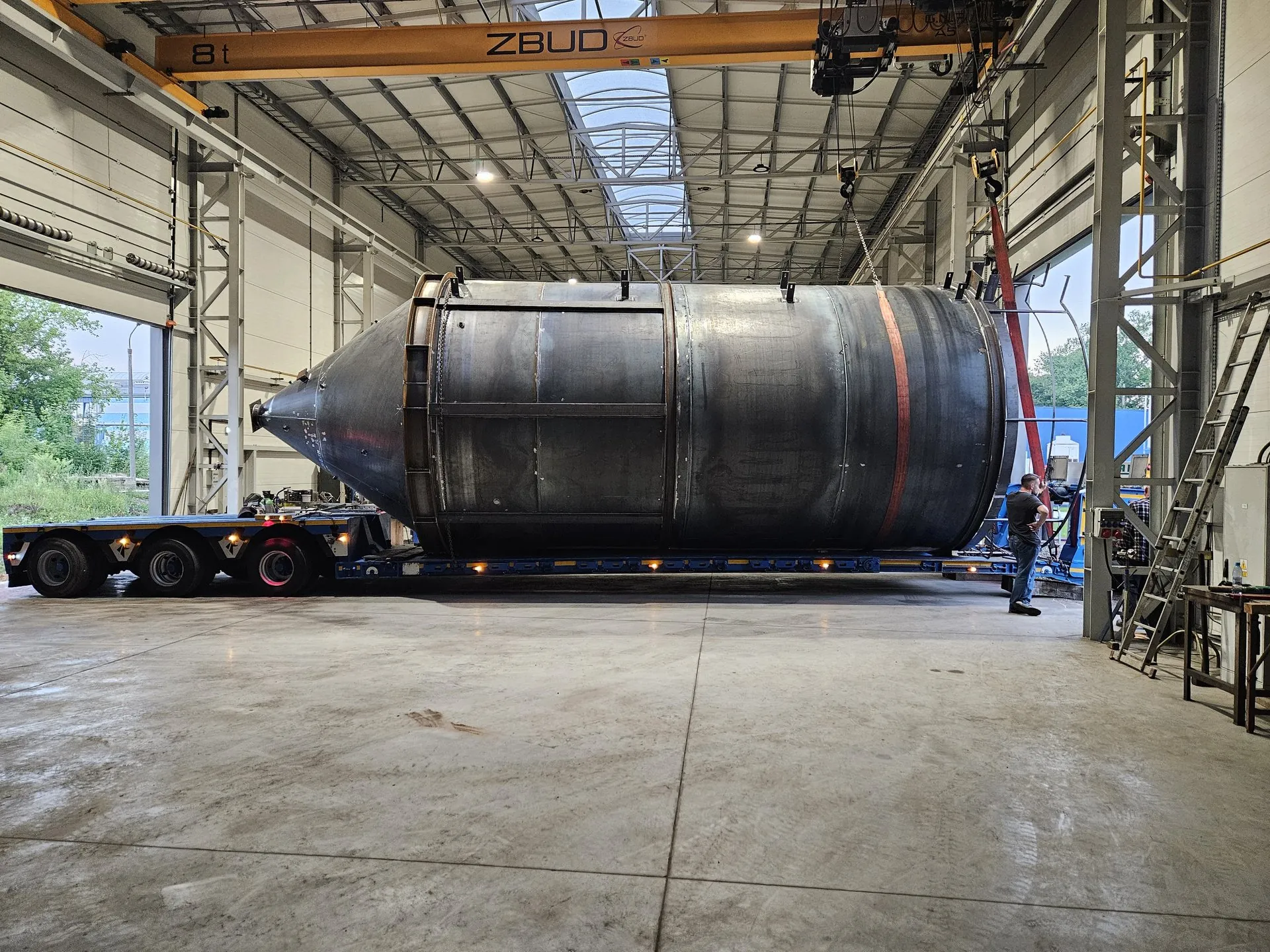 Transporting a process vessel to the production hall