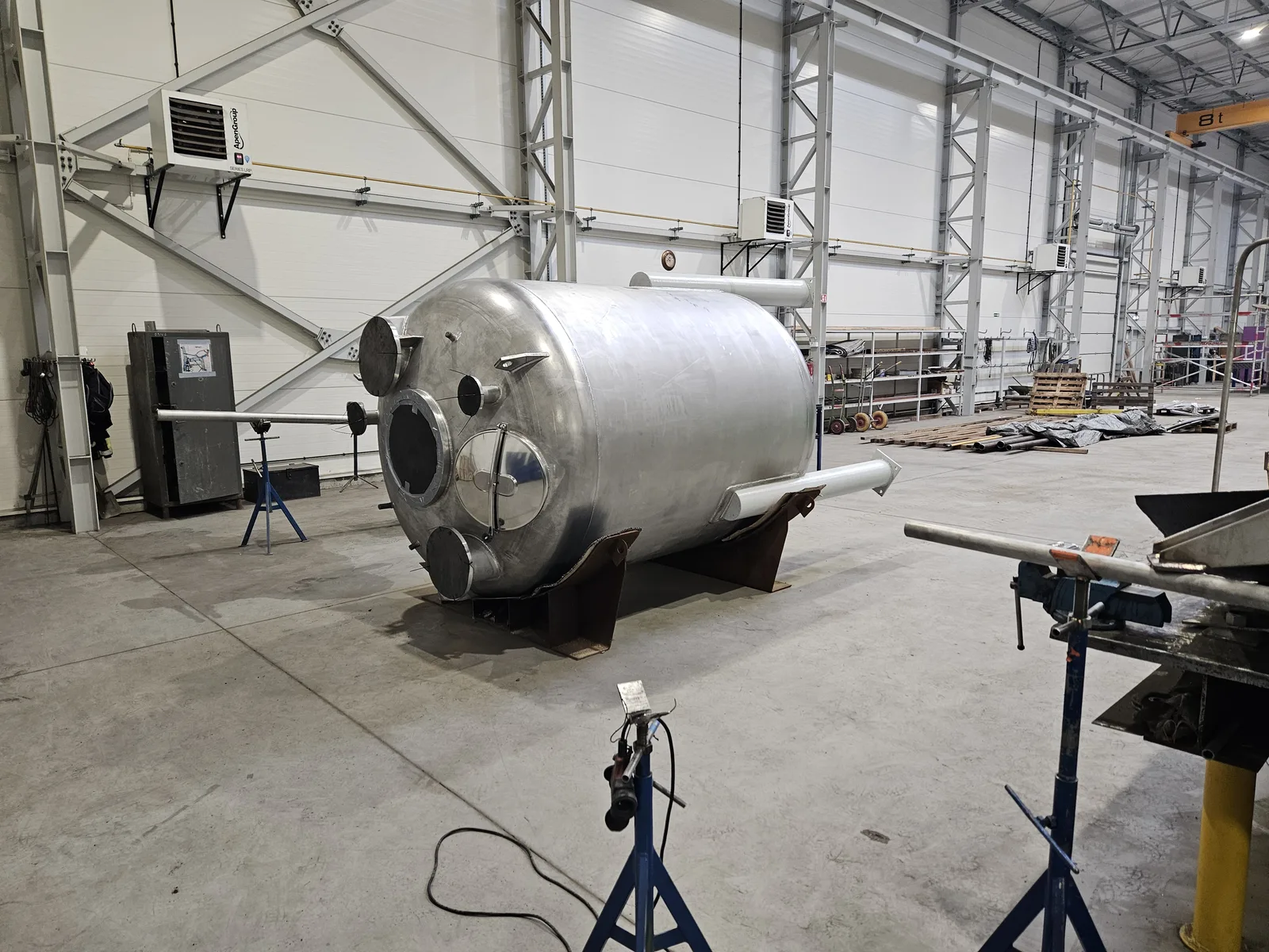 Vessel with multiple nozzles during production